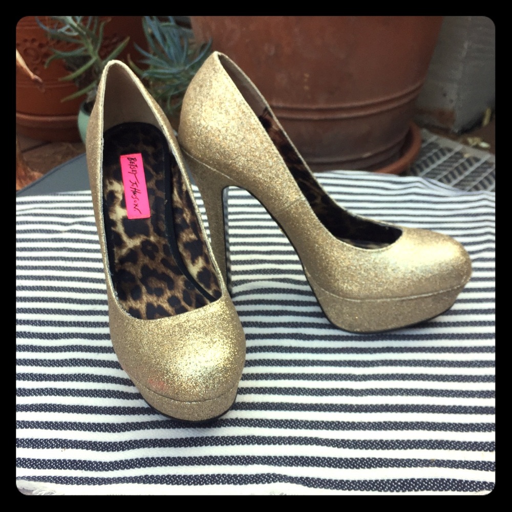 Betsy Johnson Gold Glitter Platform Pump sz 7.5